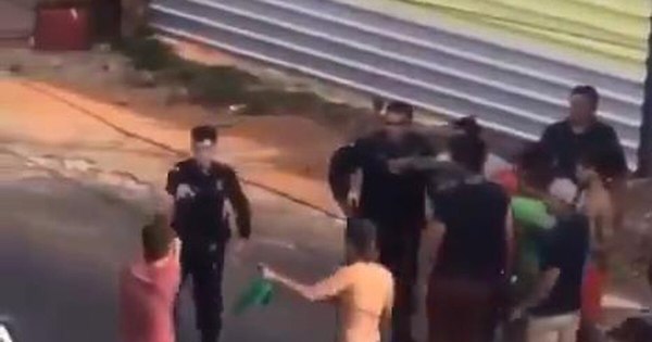 La Nación / Despojó a un policía de su arma de fuego y lo apuntó durante detención en Asunción