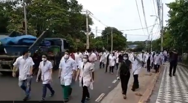 Médicos del IPS van a huelga y problema amenaza extenderse a sistema sanitario - ADN Digital