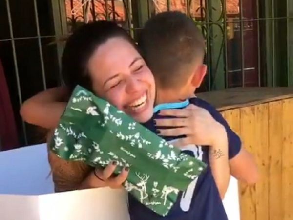 "No vale la pena estar lejos", dice mamá que se reencontró con su hijo