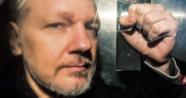 La Nación / Justicia británica rechaza la extradición de Assange a Estados Unidos