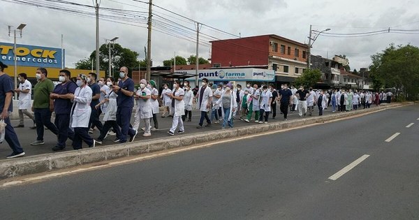La Nación / Médicos del IPS anuncian huelga ante masivas desvinculaciones