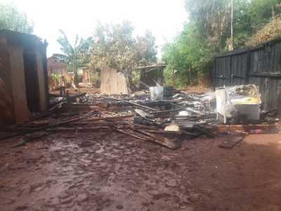 Precaria vivienda es consumida por las llamas en Naranjal