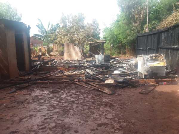 Precaria vivienda es consumida por las llamas en Naranjal