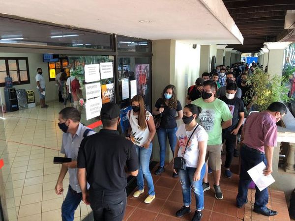 Extensa fila de contribuyentes en Comuna de CDE - ABC en el Este - ABC Color