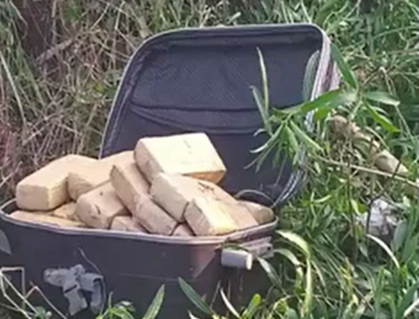 Crónica / Limpiando un baldío, vecinos encontraron panes de macoña