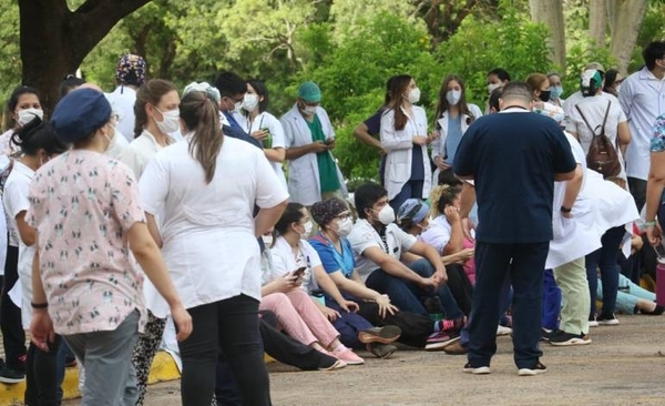 HOY / IPS recula y reincorpora a médicos desvinculados