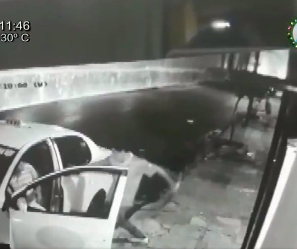 Intentan asaltar a taxista con un machete