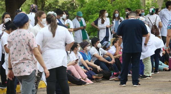 Tras anuncio de huelga, IPS renovará contratos a médicos desvinculados - Noticiero Paraguay