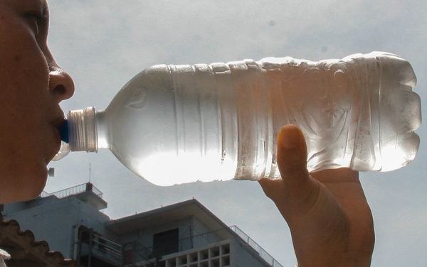 EN EL CALOR, HIDRÁTESE CON AGUA, FRUTAS Y VERDURAS