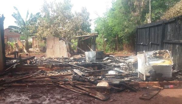 Incendio consume completamente una vivienda - ABC en el Este - ABC Color