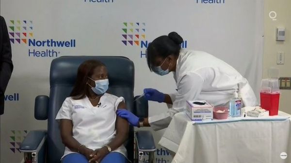 La primera persona vacunada contra Covid-19 en los EE. UU. Recibe la segunda dosis