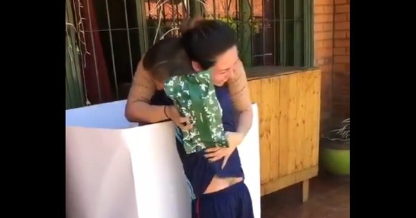 La Nación / “¡Te extrañé mamá!”: Habló joven que sorprendió a su hijo dentro de caja por cumpleaños