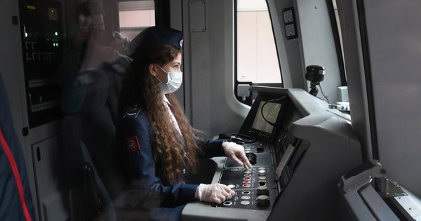 La Nación / Metro de Moscú contrata a las primeras conductoras de su historia