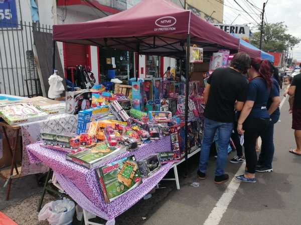 Vísperas de Reyes: comerciantes copan principales arterias en cercanías del Mercado 4 - Megacadena — Últimas Noticias de Paraguay