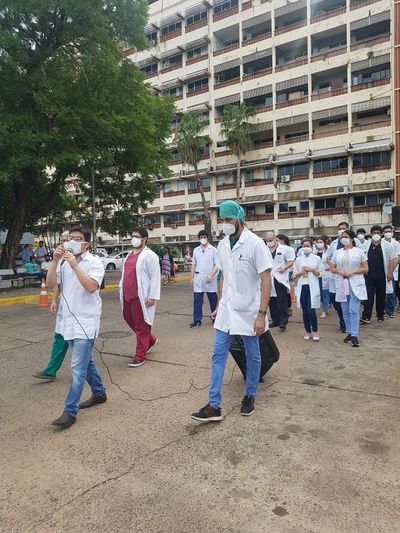 IPS: Recontratan a 51 médicos desvinculados  - Periodísticamente - ABC Color