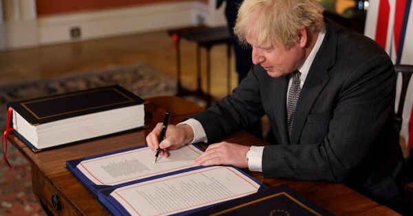 La Nación / Boris Johnson anuncia nuevo confinamiento total en Inglaterra
