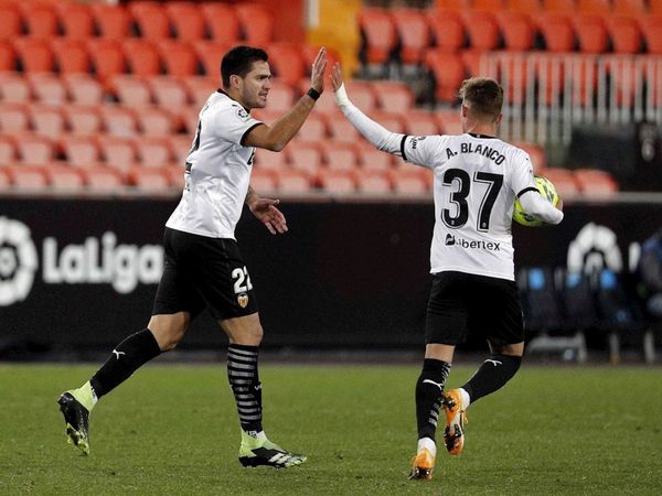 Valencia salva un punto ante un buen Cádiz en defensa