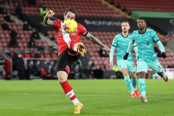 Southampton vence y escala, Liverpool sigue atascado