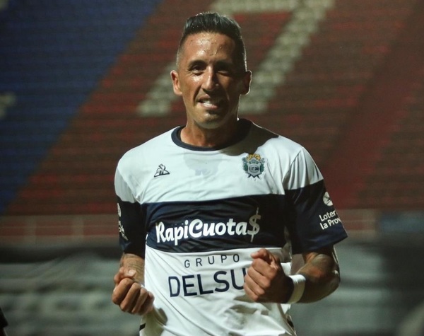Lucas Barrios reaparece con un gol clave para Gimnasia
