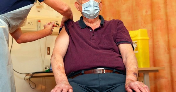 La Nación / Reino Unido empezó a usar la vacuna de AstraZeneca