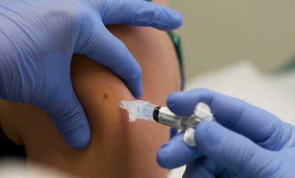 Médicos británicos calificaron de “irrazonable e injusta” decisión del gobierno de retrasar la segunda dosis de vacuna » Ñanduti