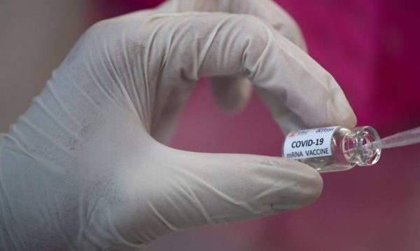 HOY / Tres laboratorios negocian las vacunas Covid: Salud Pública regulará los precios