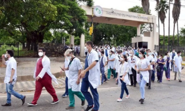 IPS anuncia reposición en cargos a médicos desvinculados, pero persiste amenaza de huelga