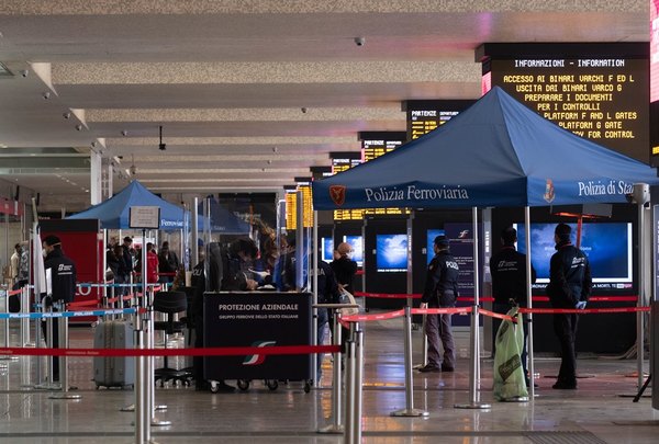 Italia extiende el toque de queda nocturno y prohíbe viajes entre regiones | .::Agencia IP::.