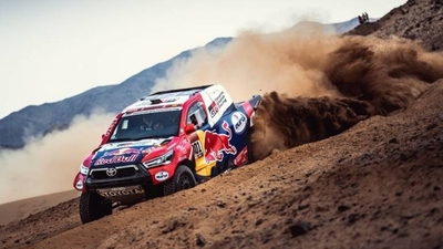 HOY / Al-Attiyah prosigue su escalada y se coloca a 5:09 de Peterhansel