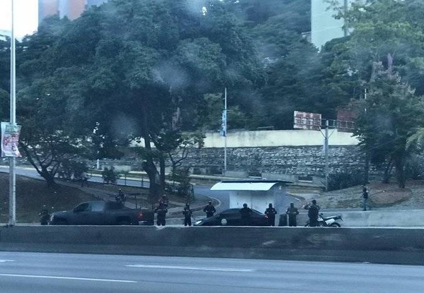 HOY / Fuerzas represoras del régimen de Maduro rodearon la vivienda de Guaidó