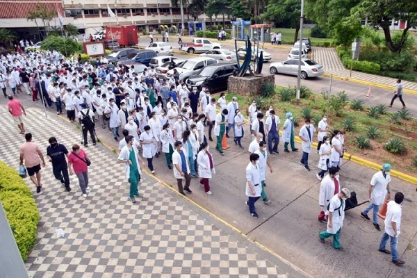 Médicos residentes persisten en ir a huelga a pesar de recontratación