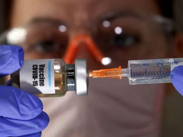 La primera persona vacunada de Covid-19 recibe la segunda dosis