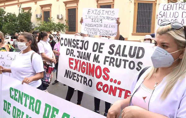 Exigiendo ser contratados por Salud, personal de blanco se manifestó
