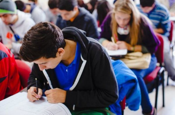 4500 postulantes competirán para acceder a 2000 becas · Radio Monumental 1080 AM
