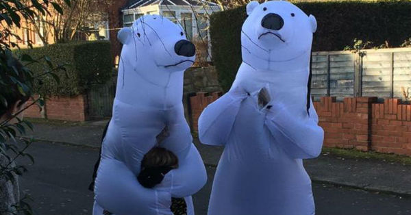 La historia de los abuelos que se disfrazaron de osos polares para abrazar a sus nietos en Navidad - C9N