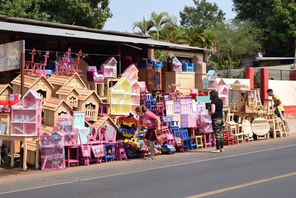 Coloridos juguetes de madera aguardan la llegada de los Reyes Magos en Luque - Nacionales - ABC Color