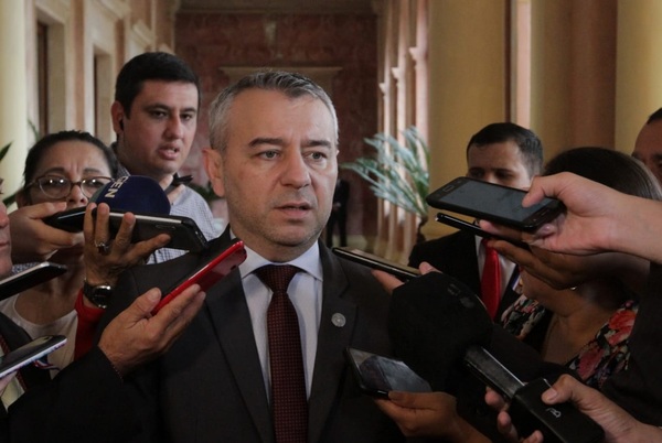 "Muchos de los colaboradores no renunciaron solamente, se les exigió la renuncia", sostiene asesor de la Presidencia » Ñanduti