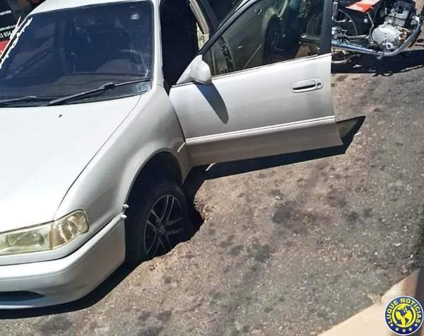 Auto "tragado" por un pozo en pleno centro de Luque •