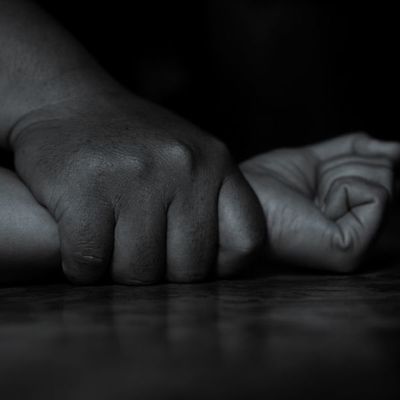 Una mujer denunció que fue violada por tres hombres