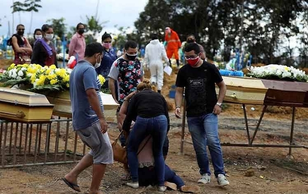 HOY / Brasil vuelve a registrar más de un millar de muertes diarias por COVID-19