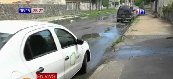 Pobladores de Barrio Obrero hartos del olor insoportable de la cloaca en las calles | Noticias Paraguay