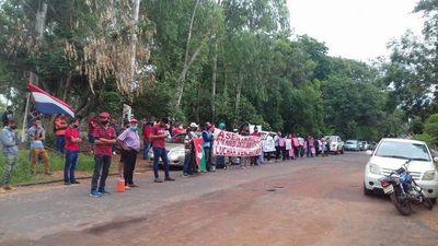 Manifestación de pobladores de asentamiento en defensa de un dirigente procesado - Nacionales - ABC Color