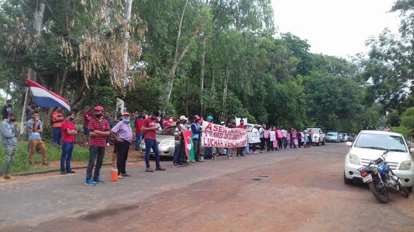 Manifestación de pobladores de asentamiento en defensa de un dirigente procesado - Nacionales - ABC Color