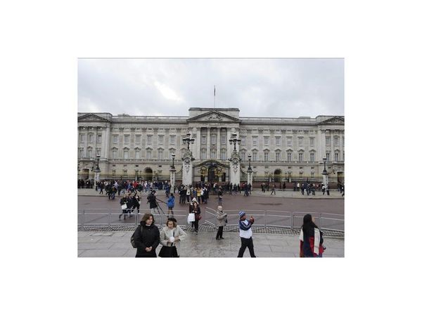 Condenan a empleado de Isabel II por robar en el Palacio de Buckingham