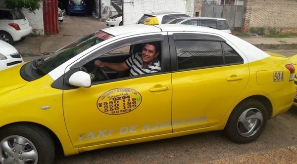 Tras dejar de cobrar el 30% extra, un grupo de taxistas recuperó a varios clientes
