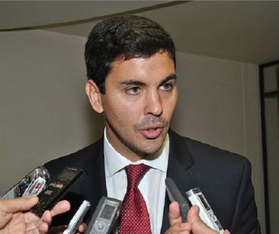 “Pillos y peajeros”, duras críticas de Santiago Peña al Ejecutivo