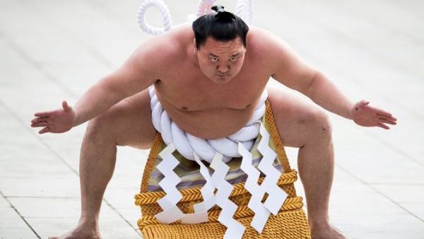 Gran campeón de sumo japonés contrae COVID-19