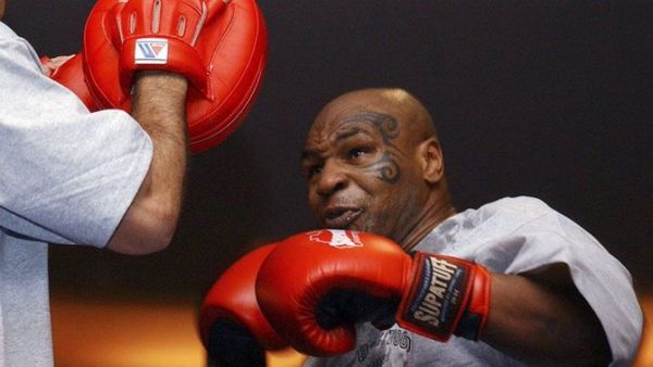 Mike Tyson realiza sesión de entrenamiento en una jaula