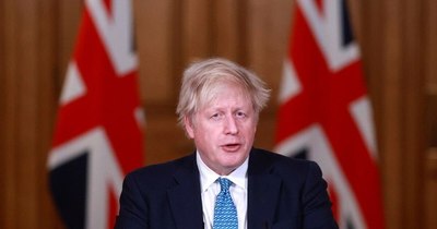 La Nación / Los ingleses permanecerán confinados hasta marzo