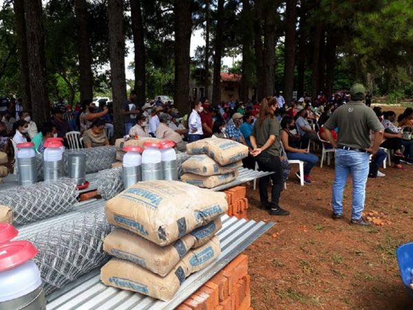 Entregan insumos y materiales a campesinos de Itapúa